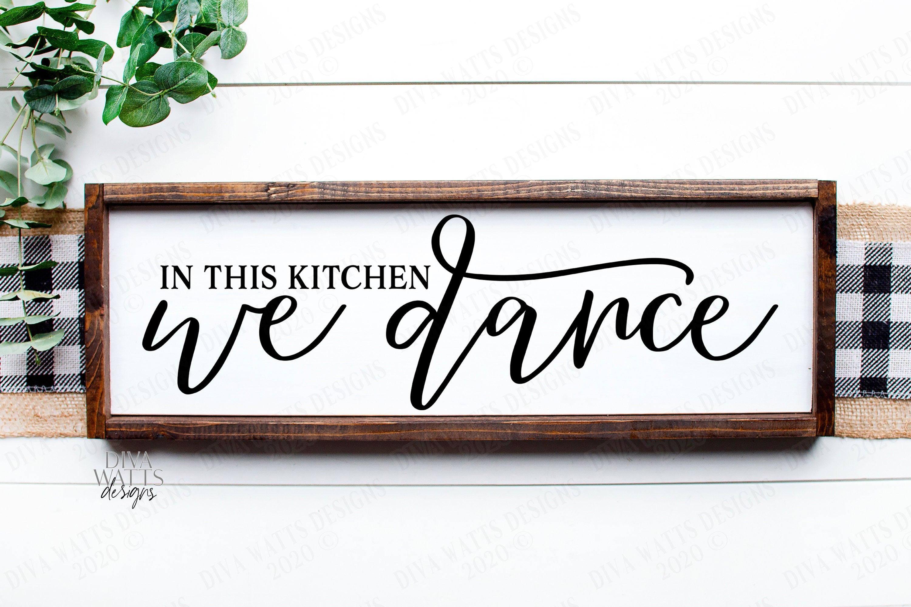 Cartello In Legno Chico Creek Signs – In This Kitchen, We Dance – Rustico, 20x61 Cm, Decorazione Da Parete